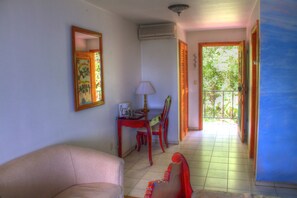 Smekmånadsrum - 1 sovrum - balkong - sjöutsikt | 1 sovrum, värdeförvaringsskåp på rummet, skrivbord och gratis wi-fi