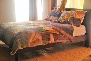 Standard Room, 2 Katil Kelamin (Double), Kitchenette | 1 bilik tidur, gebar bulu kapas, Wi-fi percuma, cadar katil 