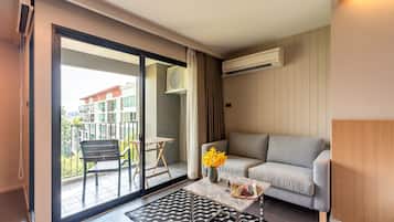 Habitación Premier, 1 cama de matrimonio grande, balcón | Sala de estar | Televisión de pantalla plana de 40 pulgadas con canales por cable