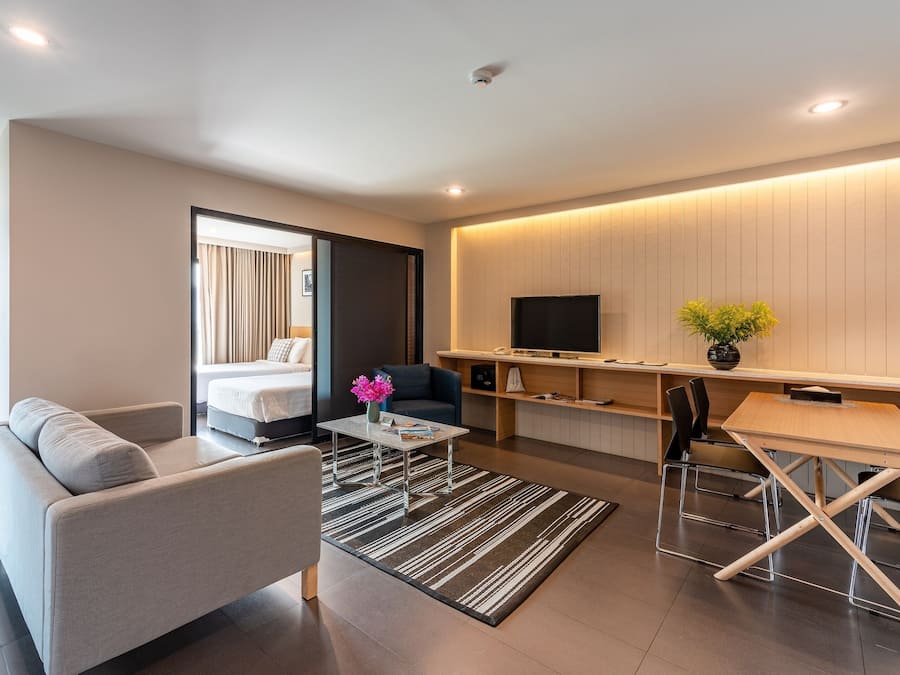 Family Suite, 2 Bedrooms, Balcony | Ruang tamu | 40 inci televisyen skrin rata dengan kabel, TV