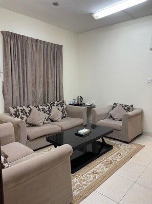 Minibar, desk, blackout drapes, iron/ironing board - Binayat Hama Serviced Apartments (Al Jubail)