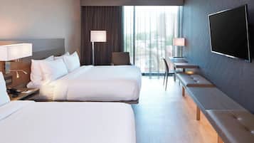 Habitación, 2 camas Queen size | Ropa de cama hipoalergénica, escritorio y tabla de planchar con plancha