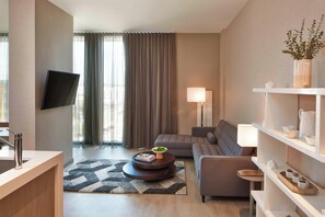 Suite, 1 King-Bett, Stadtblick | Wohnzimmer | Smart-TV, Netflix