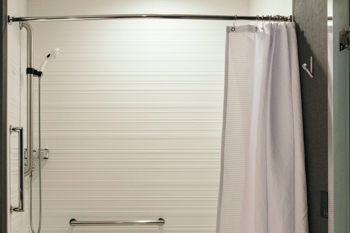 Douche à « effet pluie », articles de toilette gratuits, sèche-cheveux