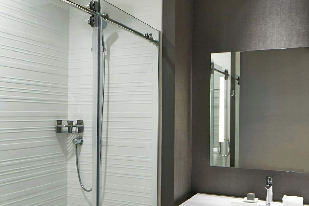 Douche à « effet pluie », articles de toilette gratuits, sèche-cheveux