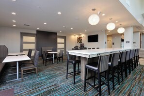 Free daily full breakfast - Residence Inn Houston Tomball (Tomball)