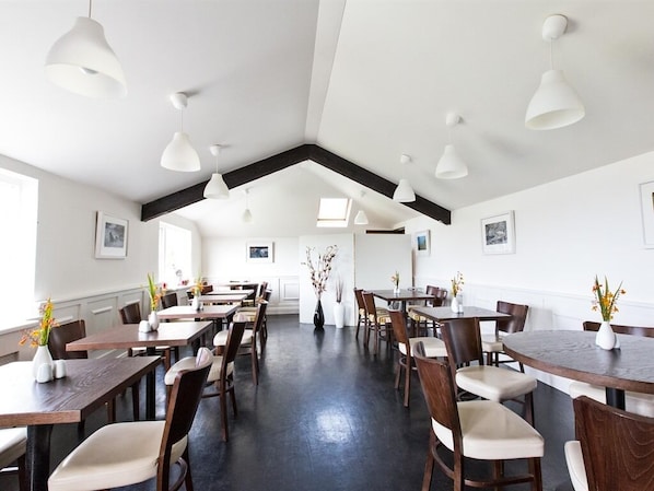 Kolmen hengen superior-huone, kylpyhuone makuuhuoneen yhteydessä, merinäköala | Ravintola