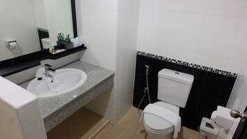 Dusche, kostenlose Toilettenartikel, Haartrockner, Handtücher