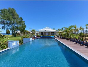 สระว่ายน้ำกลางแจ้ง