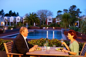 รับประทานอาหารกลางแจ้ง