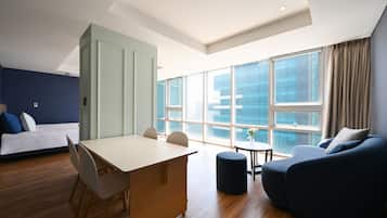 Executive Suite (No View) | 起居区 | 24-英寸液晶电视 (配备数码频道)、电视