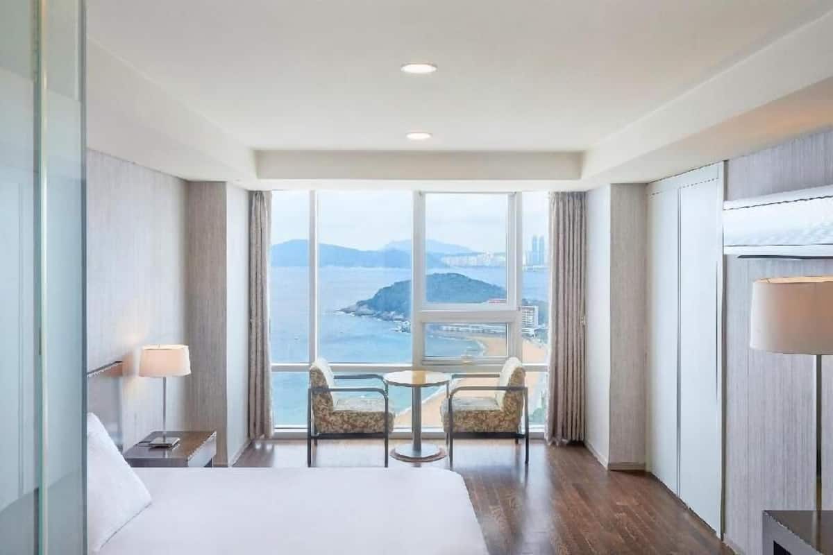 In-room safe, desk, free WiFi, bed sheets