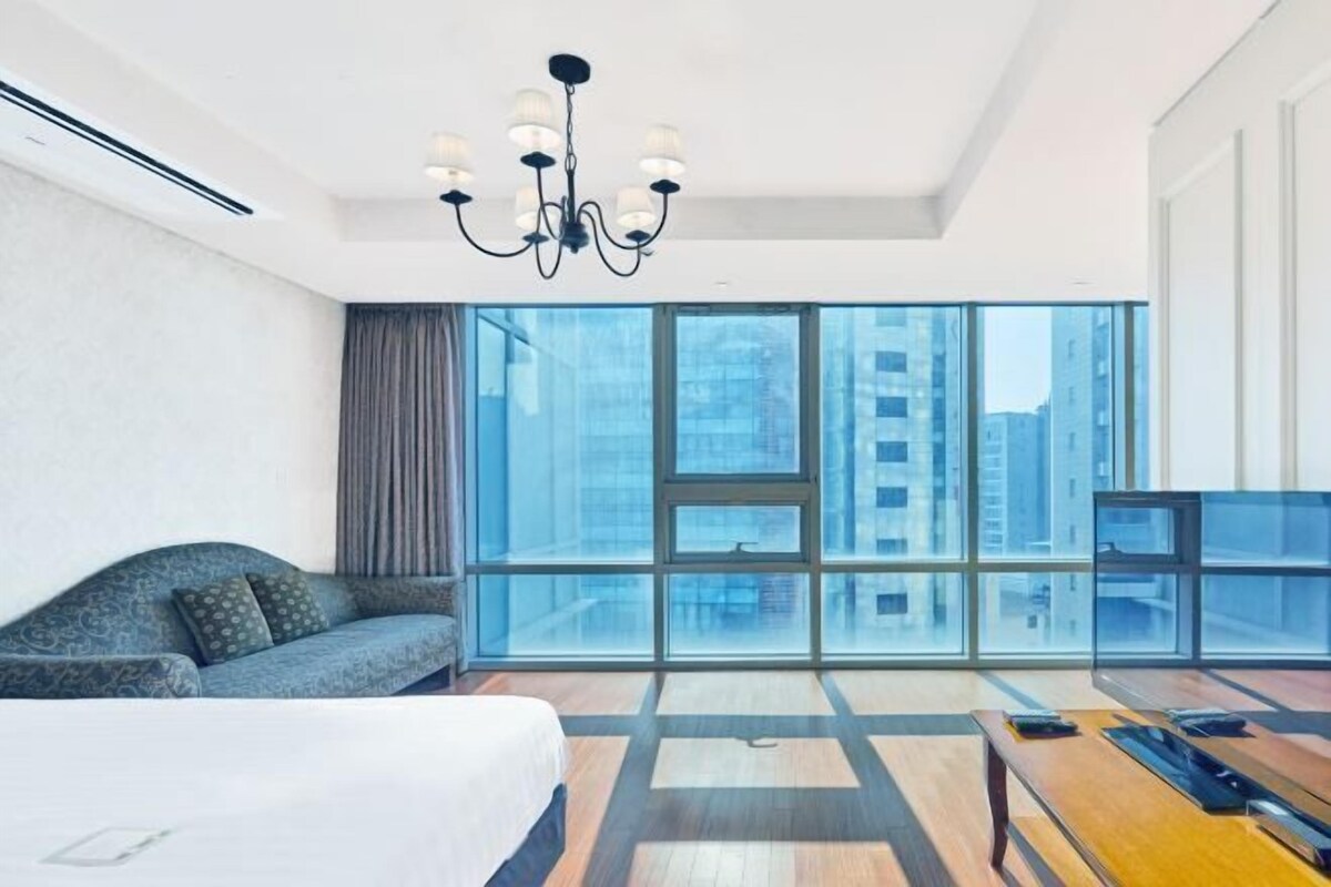 In-room safe, desk, WiFi (free), bed sheets
