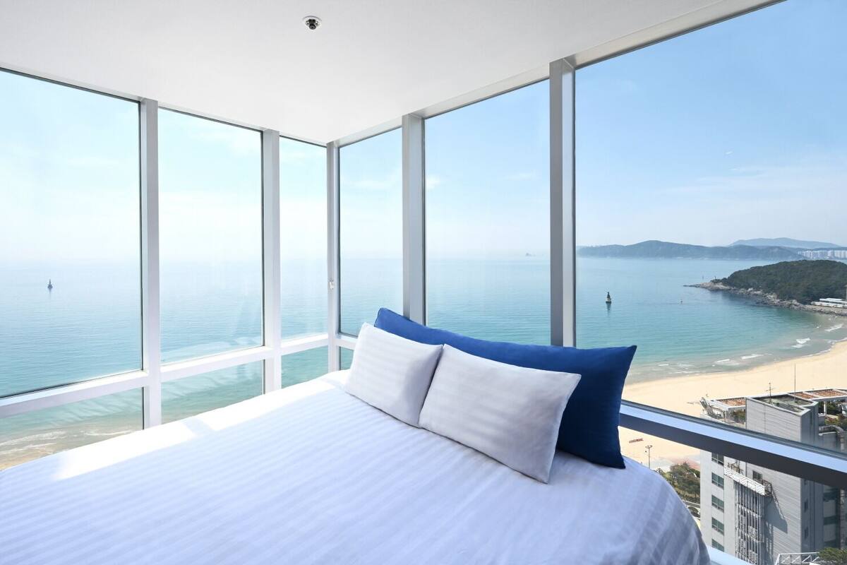 Executive Corner Suite Ocean View | 客房内保险箱、办公桌、免费 WiFi、床单