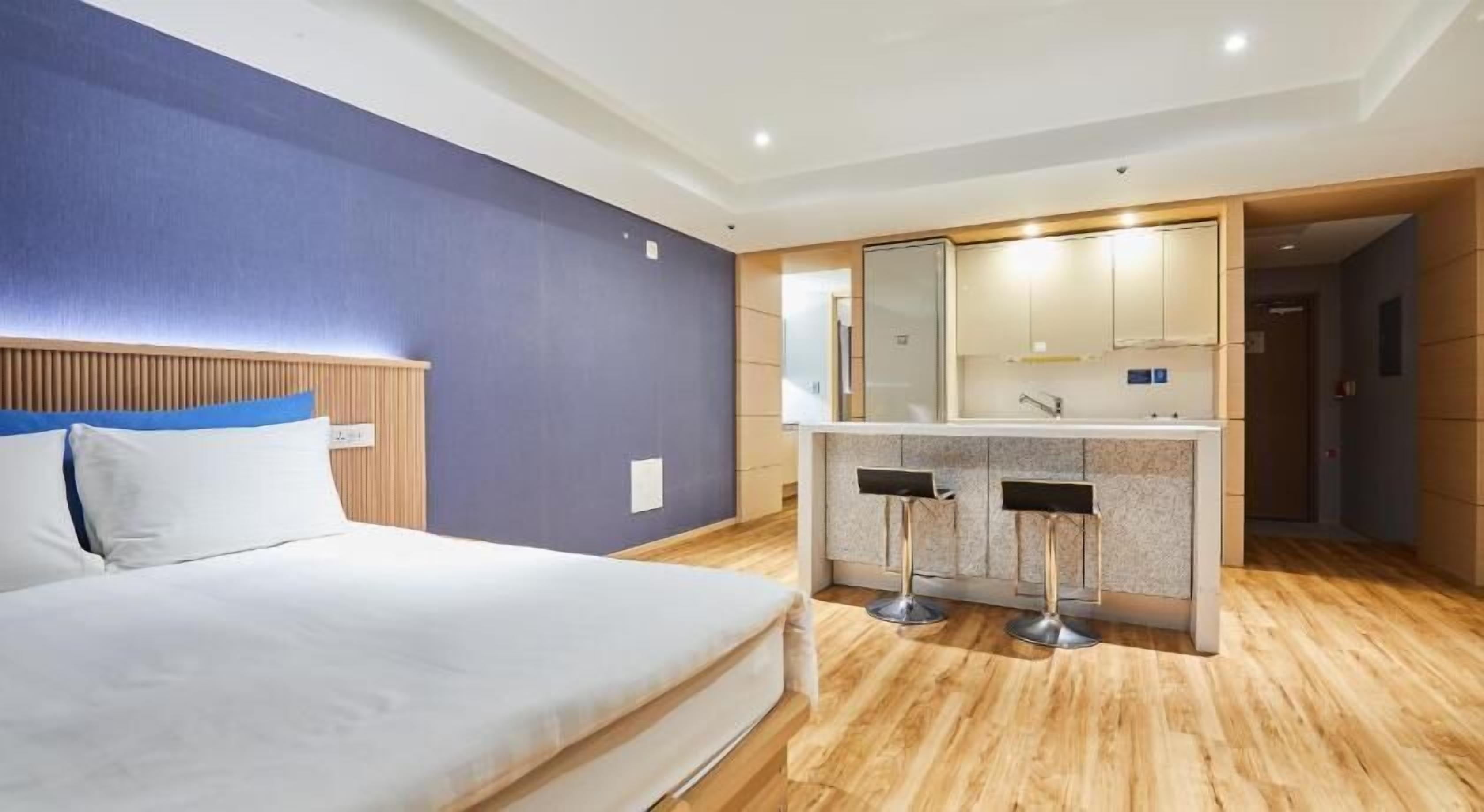 Széf a szobában, íróasztal, ingyenes wifi és ágynemű