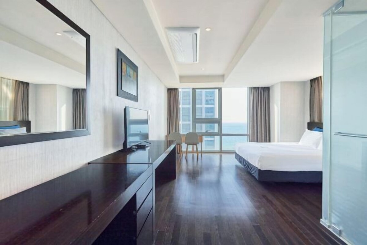 In-room safe, desk, WiFi (free), bed sheets