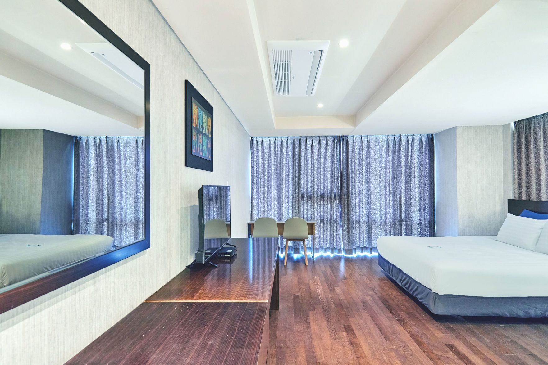 Széf a szobában, íróasztal, ingyenes wifi és ágynemű