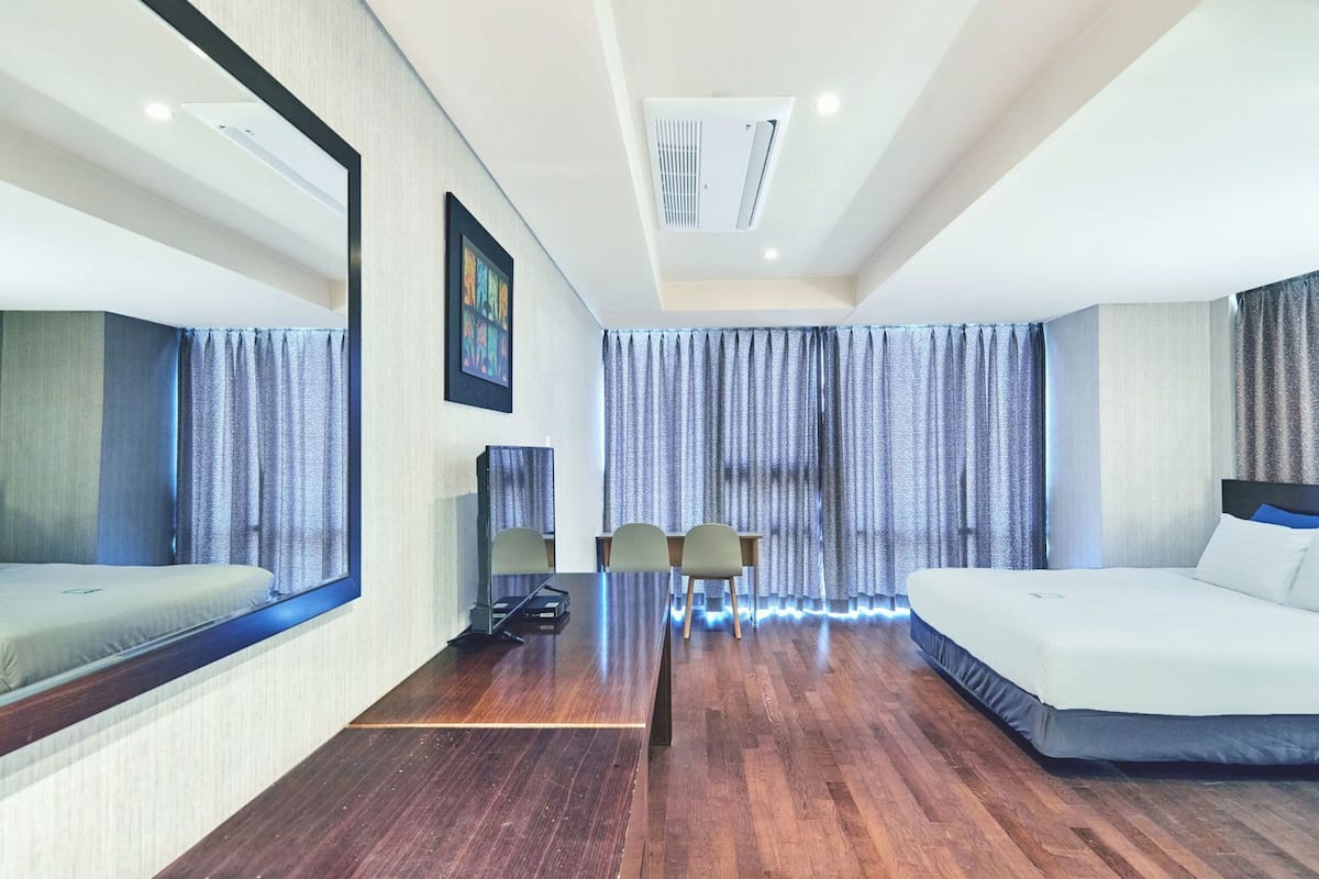 In-room safe, desk, free WiFi, bed sheets