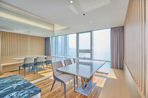 Royal Suite (Ocean View) | Essbereich im Zimmer