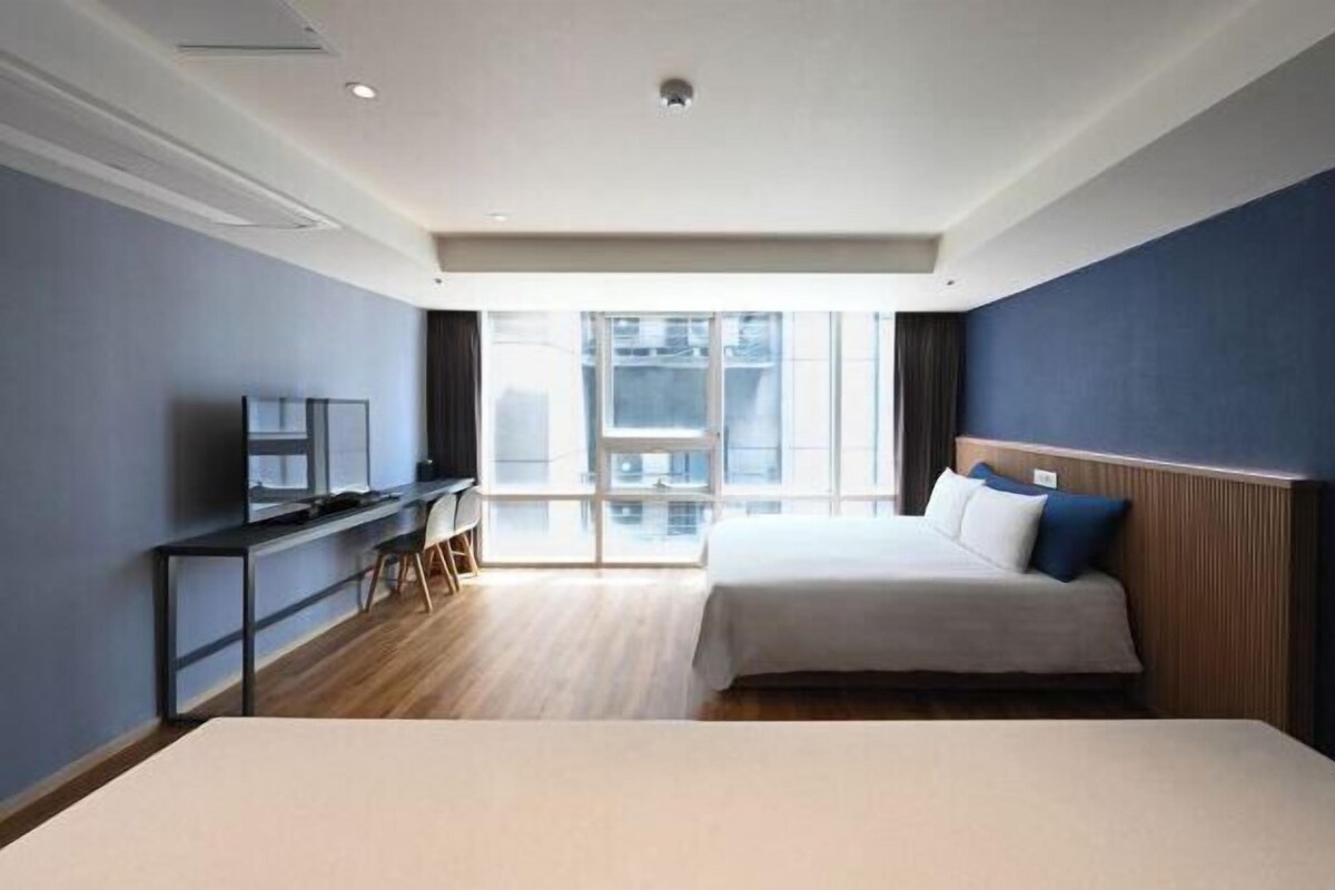 In-room safe, desk, WiFi (free), bed sheets
