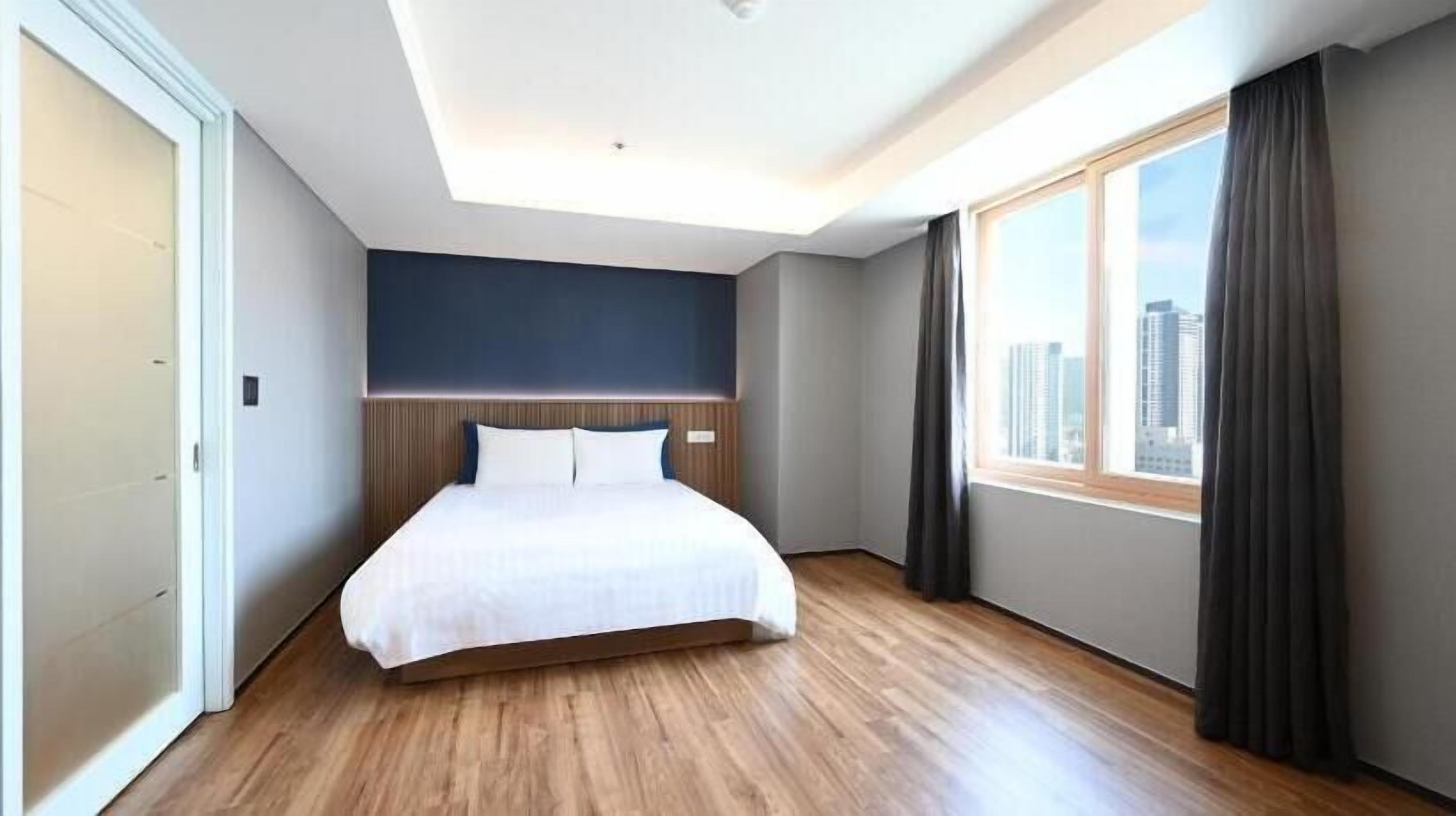 Széf a szobában, íróasztal, ingyenes wifi és ágynemű