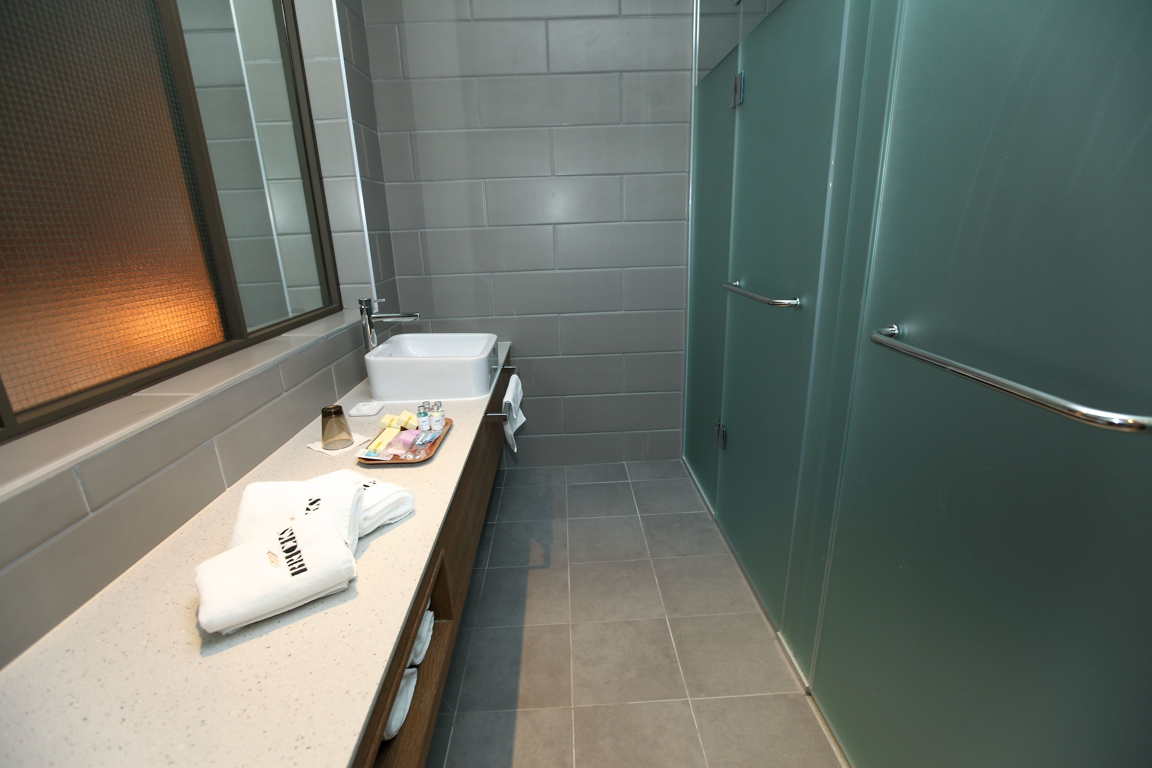 deluxe room | bathroom sink