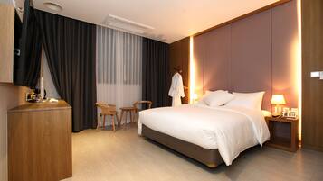 Deluxe Room | In-room safe, blackout drapes, soundproofing, free WiFi