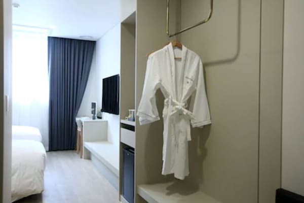 Deluxe Twin Room | In-room safe, blackout drapes, soundproofing, free WiFi