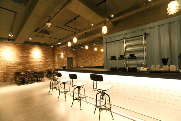 供應早餐、午餐及晚餐