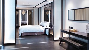 A modern hotel room with a large bed, a bench, a desk, and a mirror. - All-Ur Boutique Motel - Xin-Jhung Branch (New Taipei City)