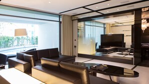 A modern living room with a sofa, a coffee table, and a flat-screen TV. - All-Ur Boutique Motel - Xin-Jhung Branch (New Taipei City)