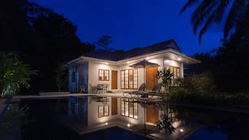 Three Bedroom Pool Villa | Minibar, brankas, tirai kedap cahaya, dan setrika/meja setrika