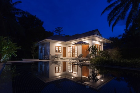 Three Bedroom Pool Villa | ๋ฏธ๋๋ฐ, ๊ฐ์ค ๋ด ๊ธ๊ณ , ์ฑ
์, ์๋ง ์ปคํผ