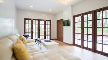 Three Bedroom Pool Villa | บริเวณนั่งเล่น | ทีวีจอแบน 32 นิ้ว พร้อมช่องดาวเทียม, ทีวี