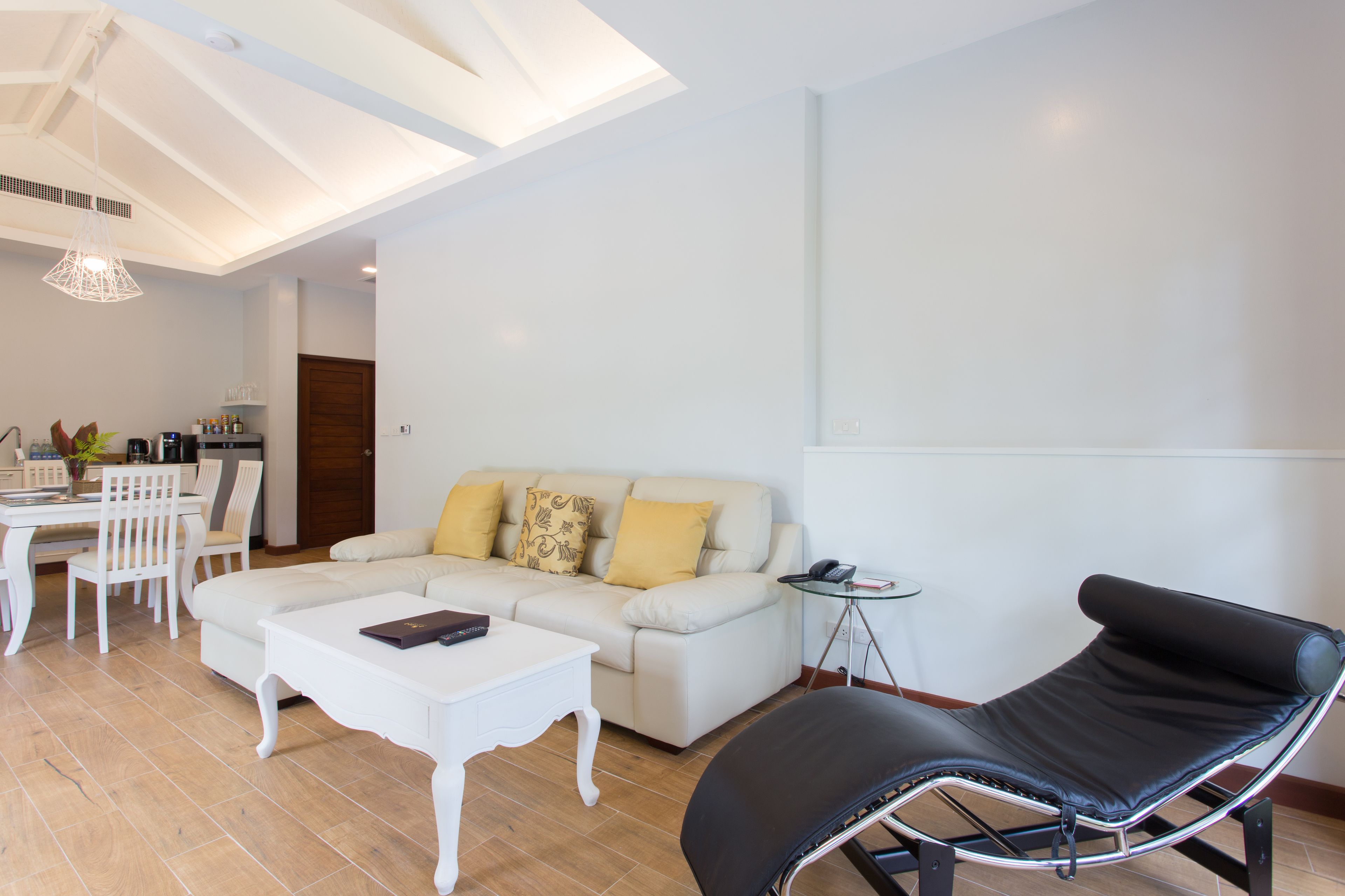 Three Bedroom Pool Villa | リビングルーム | 32 インチの薄型テレビ (衛星放送視聴可)、テレビ