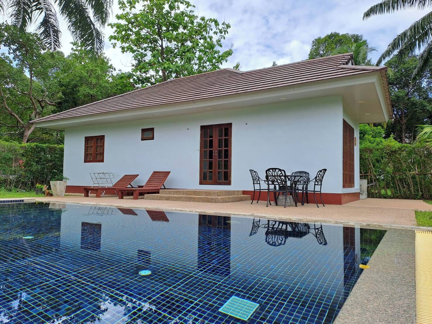 Una casa de dos pisos con piscina delantera.