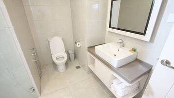 Doccia, set di cortesia gratuito, asciugacapelli, asciugamani