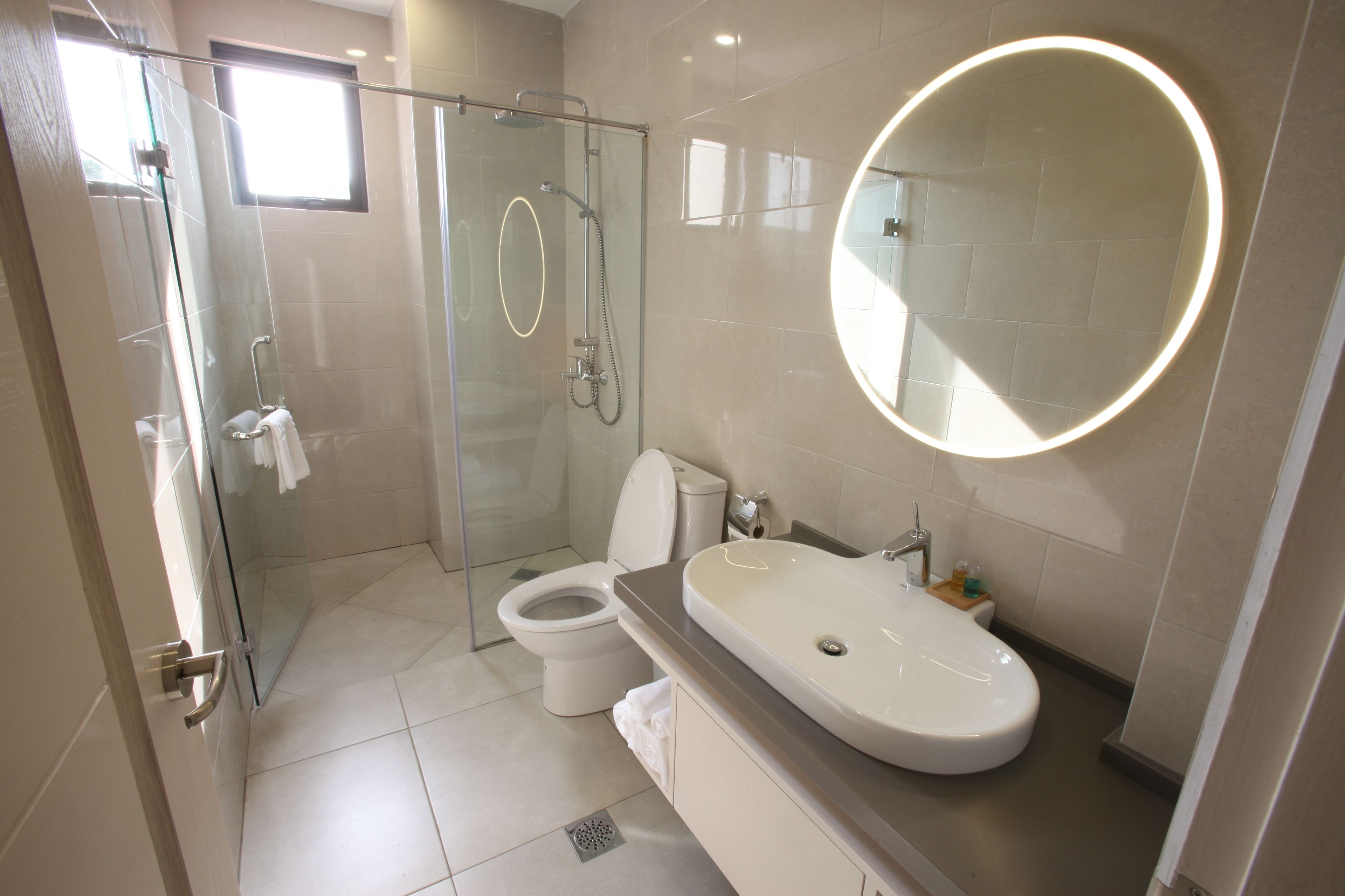 deluxe suite | bathroom | shower, free toiletries, hair dryer, towels