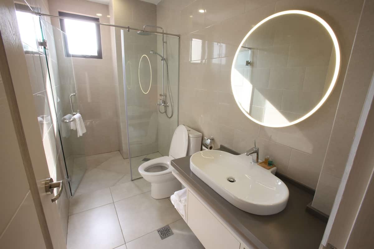 deluxe suite | bathroom | shower, free toiletries, hair dryer, towels