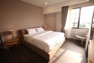 Junior Suite | In-room safe, desk, cribs/infant beds, rollaway beds