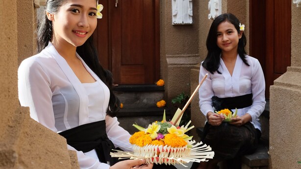 A traditional building with a wooden door and white decorative elements. - Ashanti Villa Ubud (Ubud)