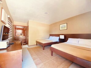 Escritorio, espacio para trabajar con laptop y wifi gratis