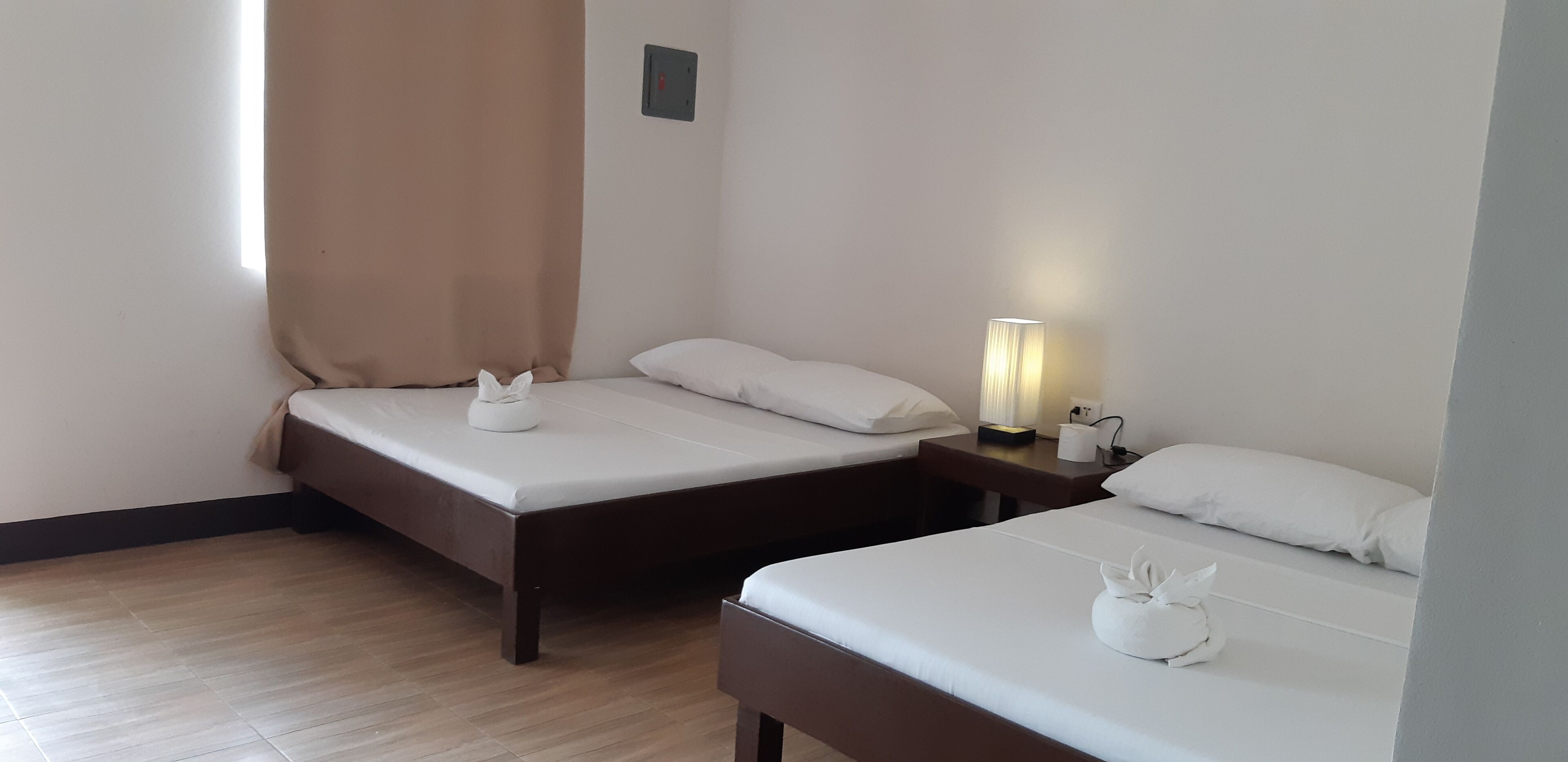 Quarto casal luxo, 2 camas de casal, vista parcial para o mar | Escrivaninha, espaço de trabalho para notebook, Wi-Fi de cortesia