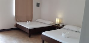 Quarto casal luxo, 2 camas de casal, vista parcial para o mar | Escrivaninha, espaço de trabalho para notebook, Wi-Fi de cortesia