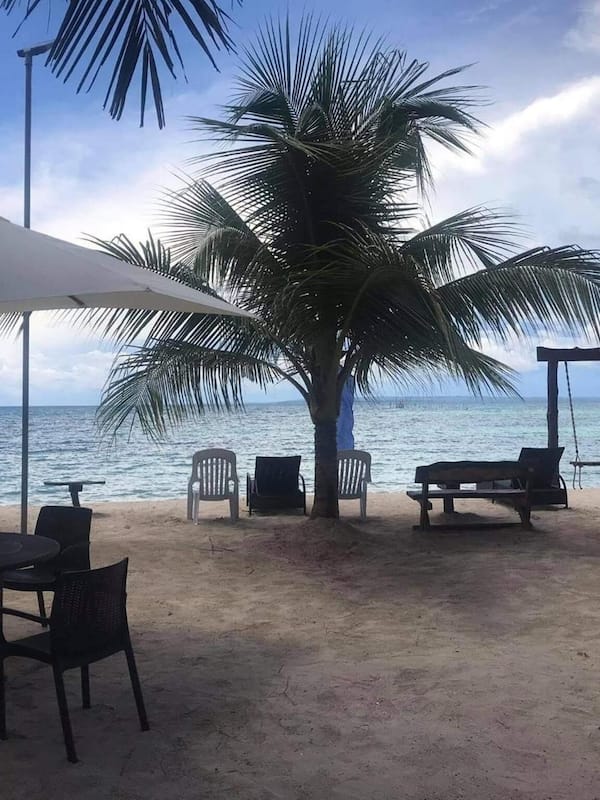 Di pantai, pasir putih, kerusi lepak pantai, payung
