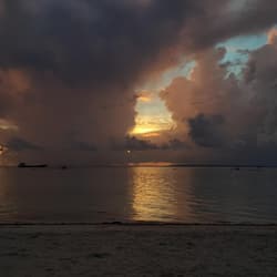 Di pantai, pasir putih, kerusi lepak pantai, payung