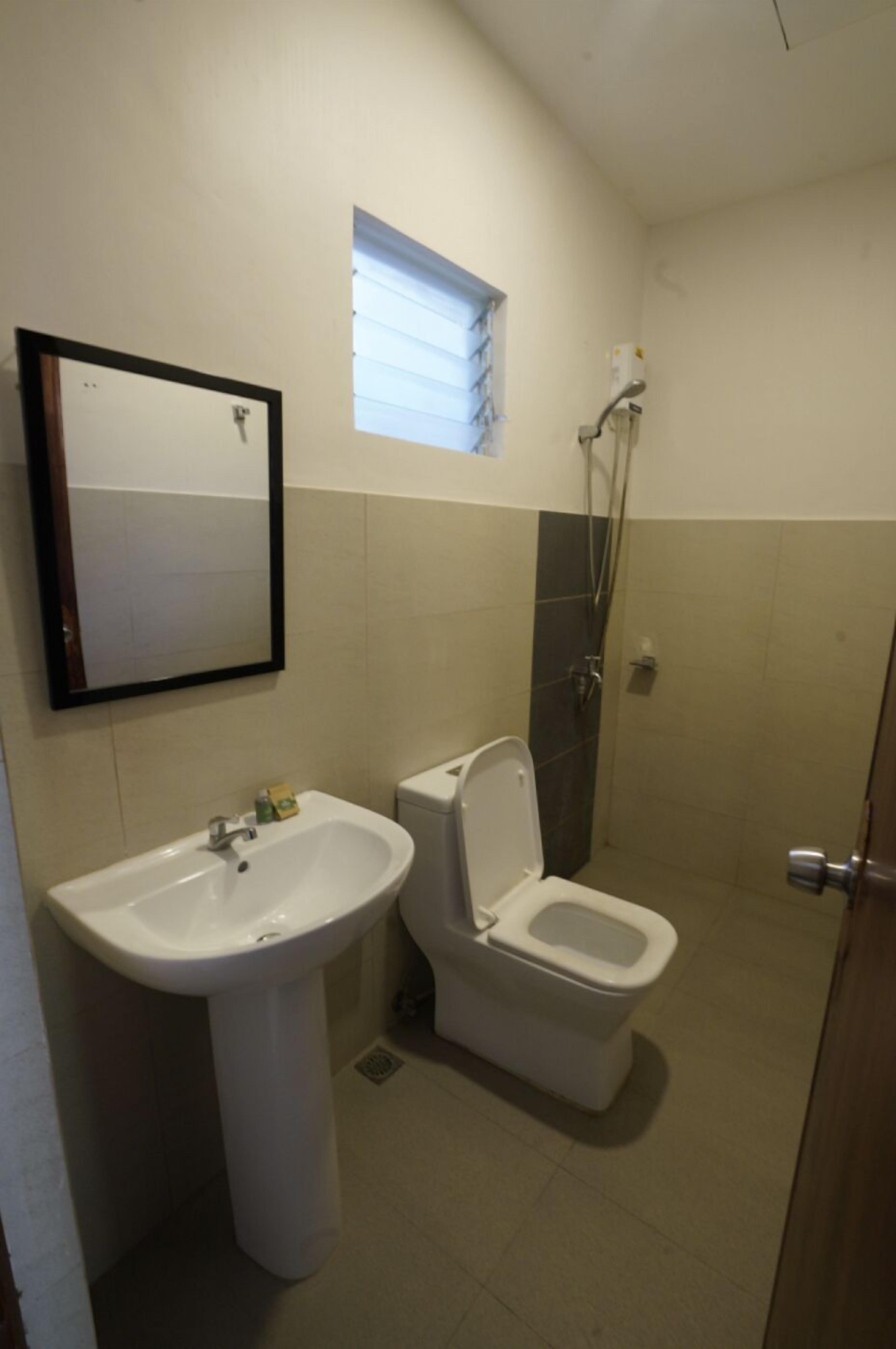 Chambre, 2 lits une place, vue jardin | Salle de bain