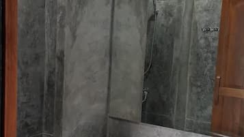 Shower, free toiletries, bidet, towels