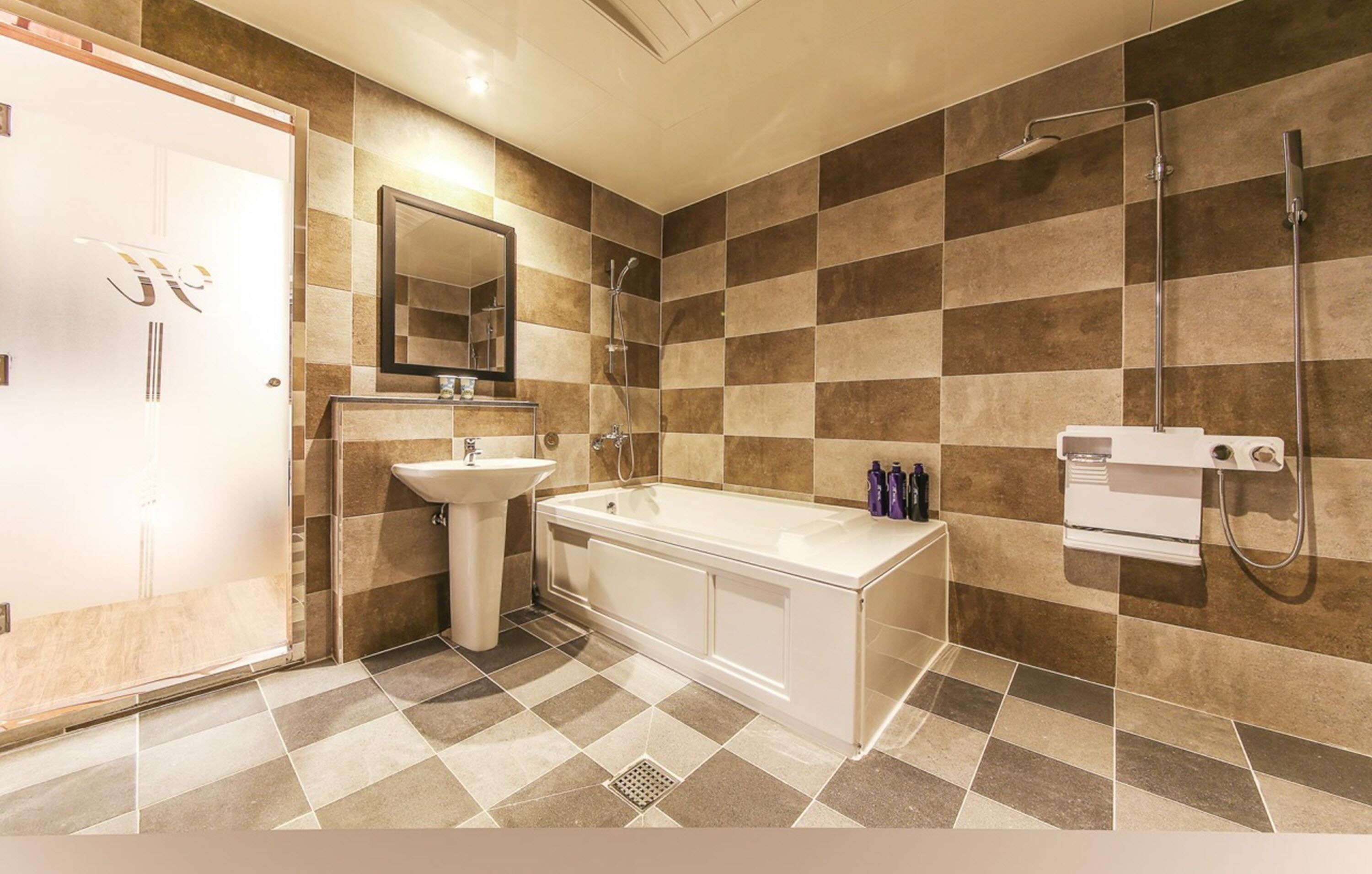 combined shower/bathtub, jetted bath, designer toiletries, hair dryer