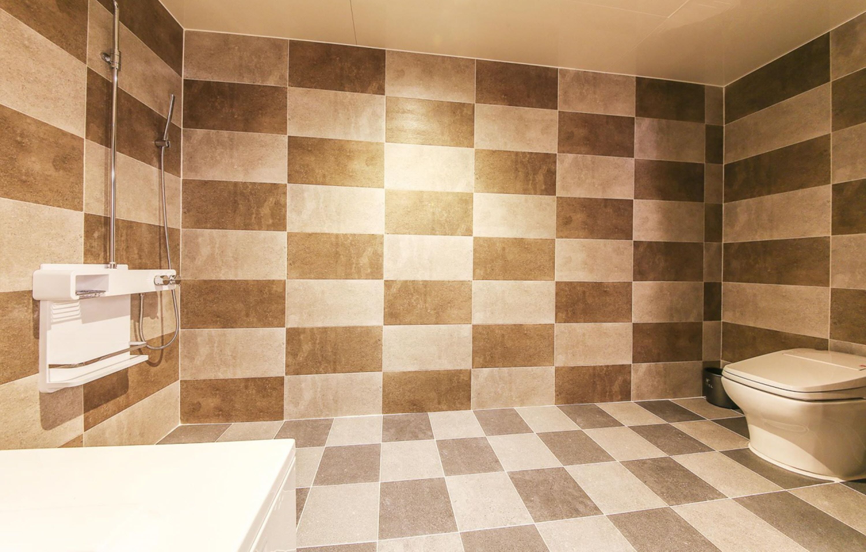 combined shower/bathtub, jetted bath, designer toiletries, hair dryer